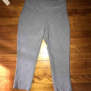 GREY CROPPED LEGGINGS SIZE SMALL
